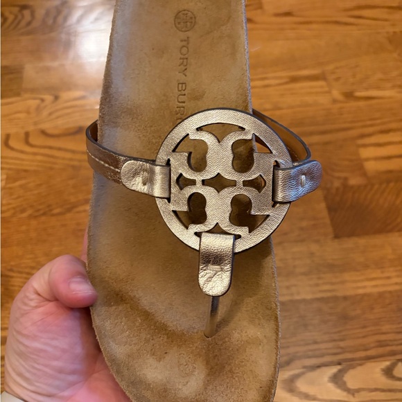 Tory Burch Metallic Gold Logo Thong Sandals - Picture 2 of 4